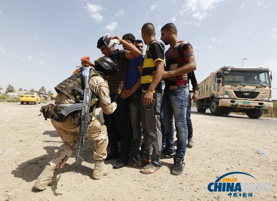 伊拉克极端武装乘政府军车辆摩苏尔街上庆祝
