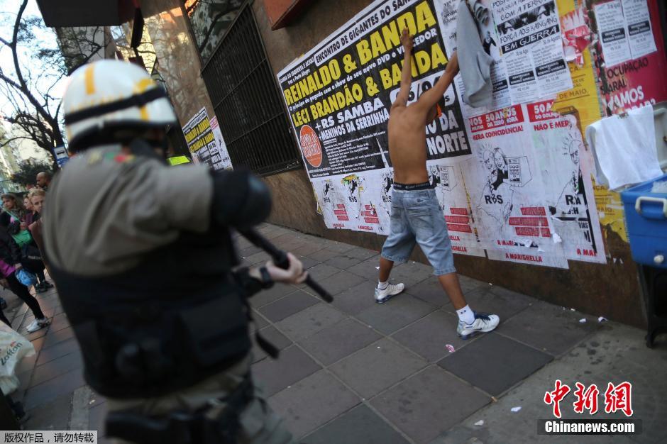 世界杯开幕当天巴西民众持续抗议 警方鸣枪