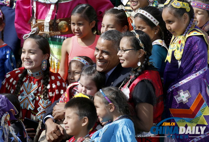 奥巴马夫妇访问印第安保留区 总统沦为“人肉背景”