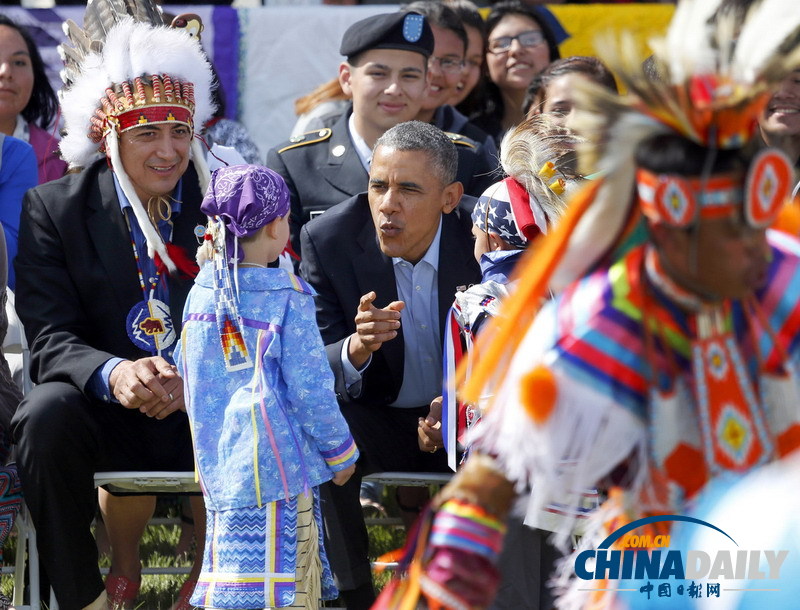 奥巴马夫妇访问印第安保留区 总统沦为“人肉背景”