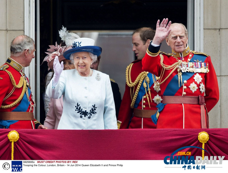 英国举行阅兵式为女王庆生 哈利讲笑话乐颠凯特