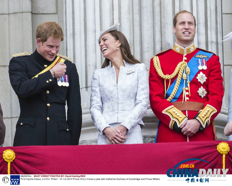 英国举行阅兵式为女王庆生 哈利讲笑话乐颠凯特