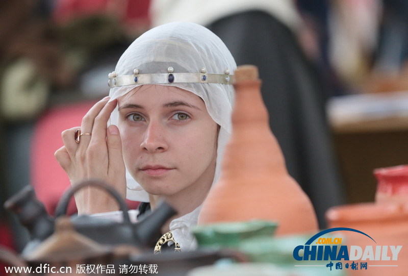 俄罗斯人庆祝中世纪节 穿盔戴甲重现骑士对决场面