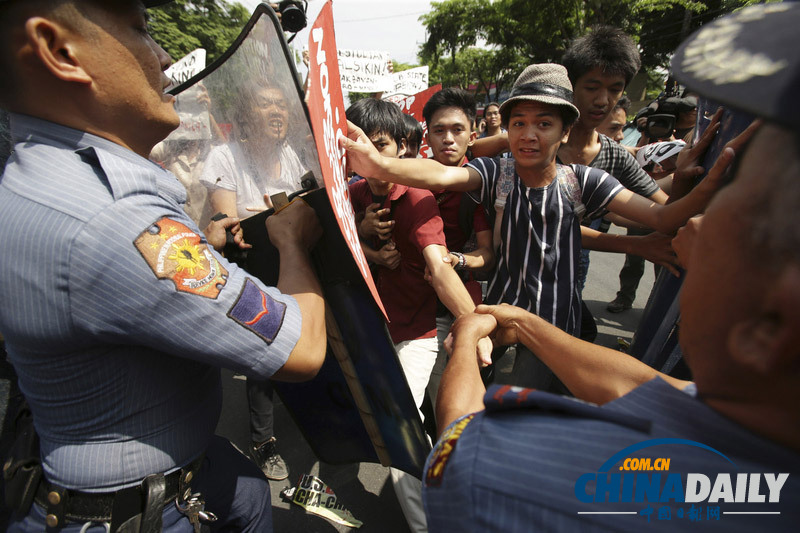 菲律宾学生抗议学费上涨 与警方发生肢体冲突