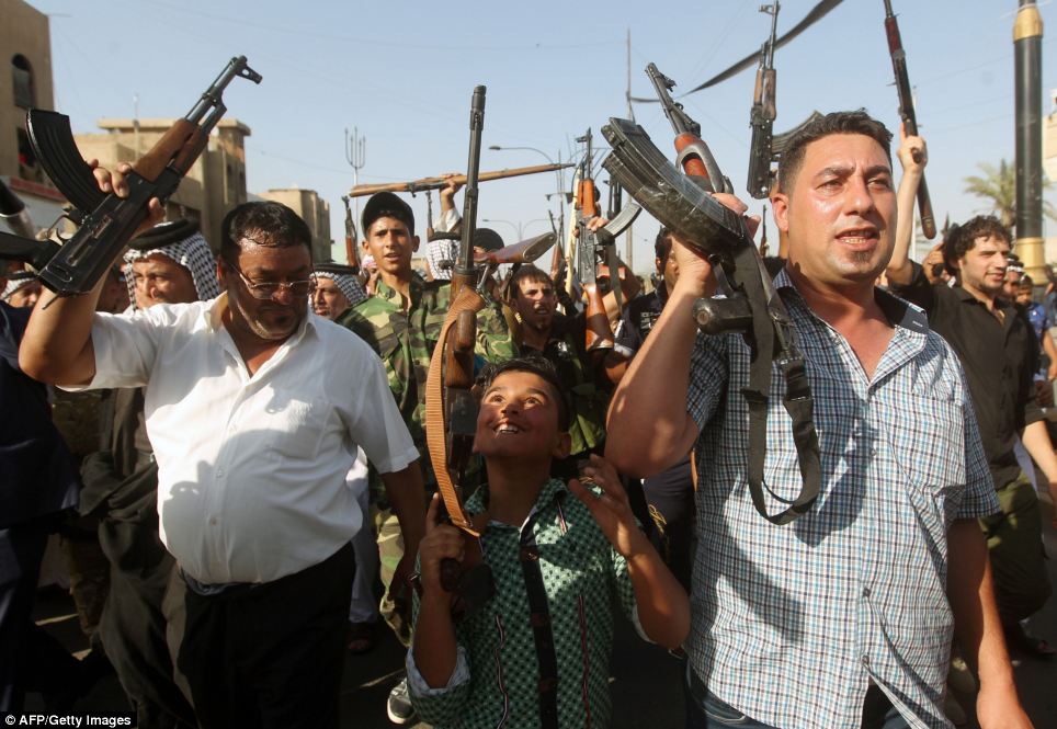 伊拉克少年拿起武器准备迎战极端武装