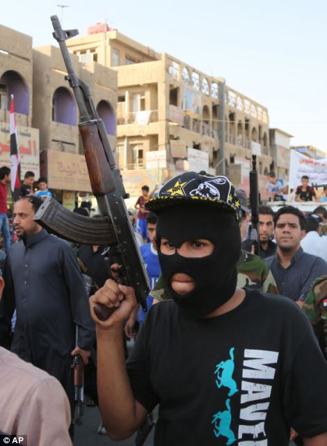 伊拉克少年拿起武器准备迎战极端武装