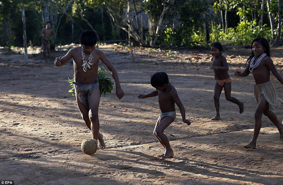 巴西原始部落酷爱足球 赤脚大秀球技