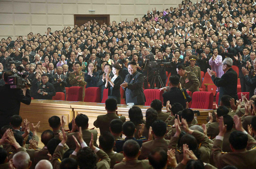 金正恩携夫人李雪主现场观看朝鲜第一天团-牡丹峰乐团的表演