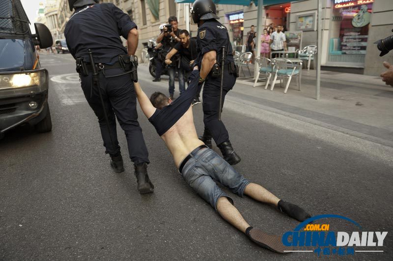 西班牙民众示威要求废除君主制与警方冲突