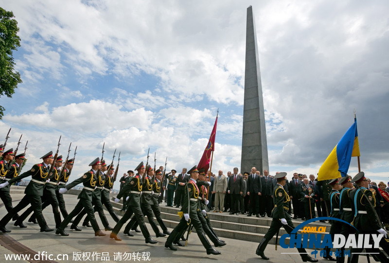 乌克兰纪念怀念与哀痛日 总统波罗申科献花