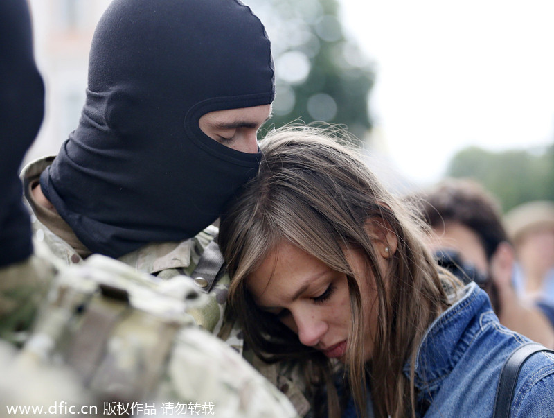 乌克兰志愿军宣誓加入乌反恐部队 与亲友惜别