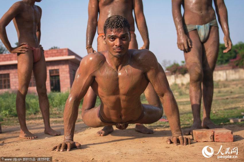 印度一小镇以肌肉男出名 90%男子受聘为保镖