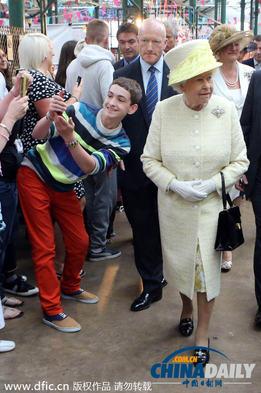 英女王现身闹市引骚动 幼童献靠垫男孩玩自拍