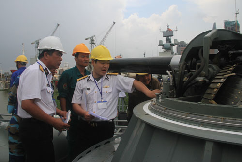 越南海军司令部试验M3、M4导弹快艇