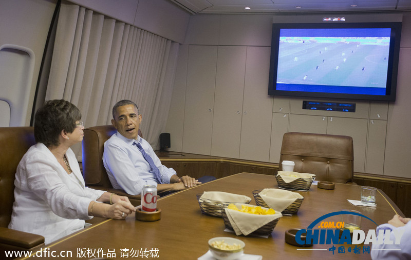 奥巴马牵挂美国世界杯出线战 乘飞机不忘看电视转播
