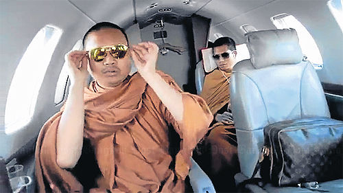 泰国一尼姑奢华生活曝光 开豪车用名包被官方警告