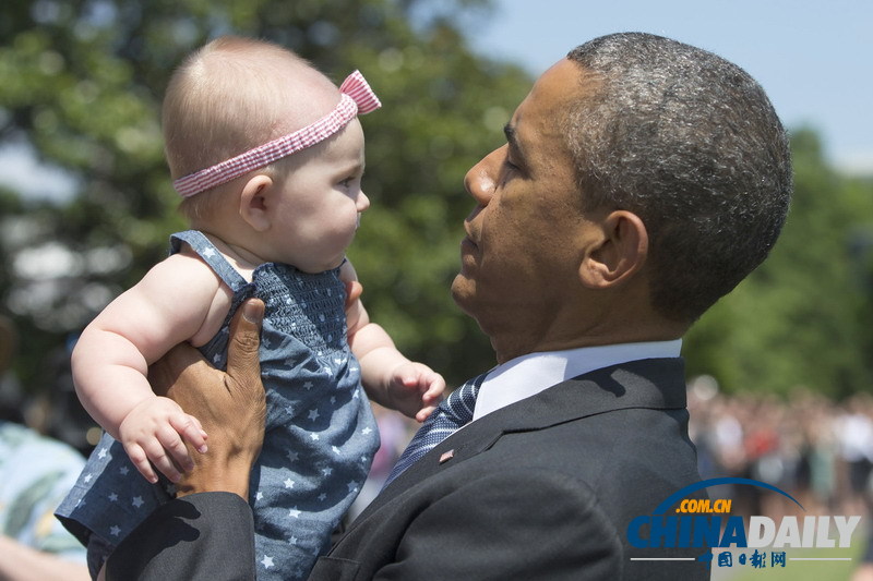 奥巴马返回白宫 抱萌娃大玩亲亲