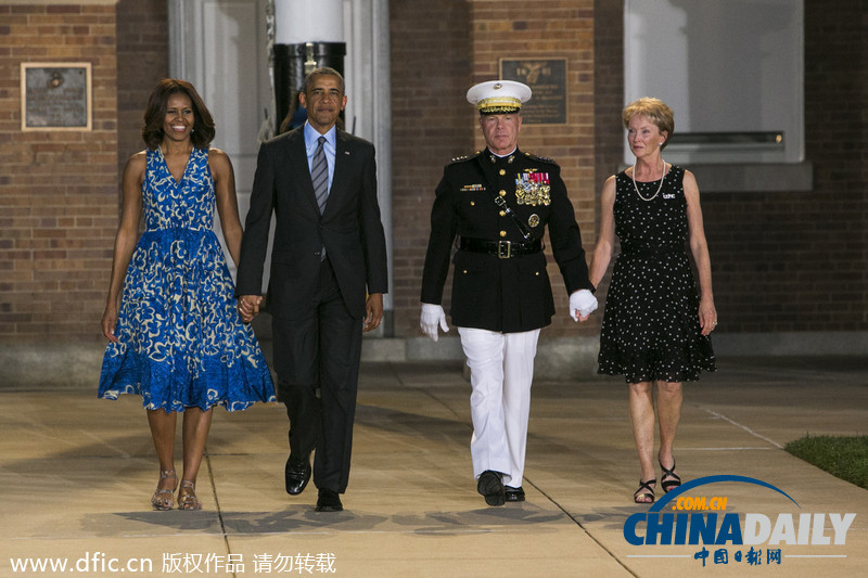 奥巴马携妻女参加海军陆战队夜间阅兵 女儿萨莎抢镜