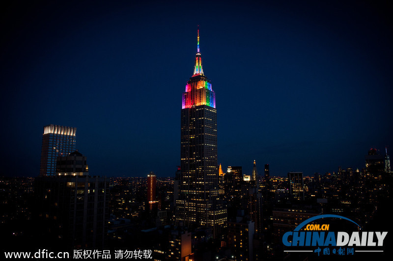 美国帝国大厦亮彩虹灯 庆祝纽约同性恋周