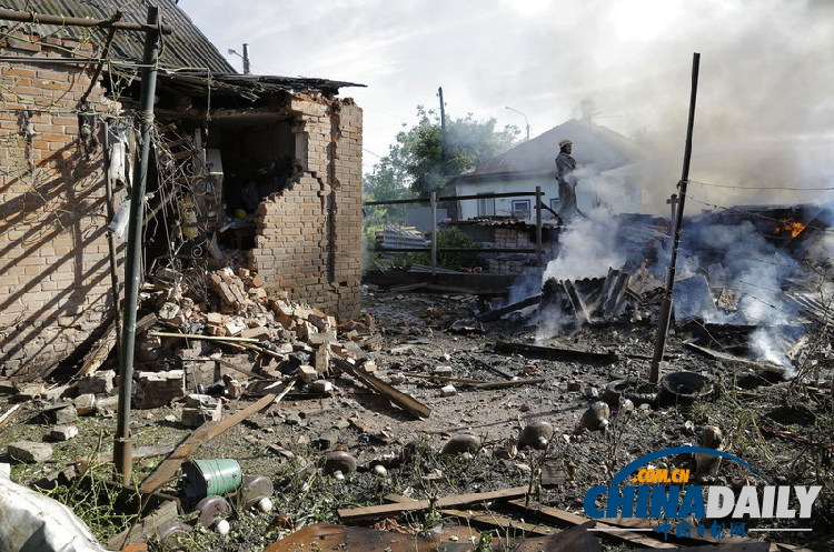 乌政府军炮击斯拉维扬斯克居民区 大量房屋毁于一旦
