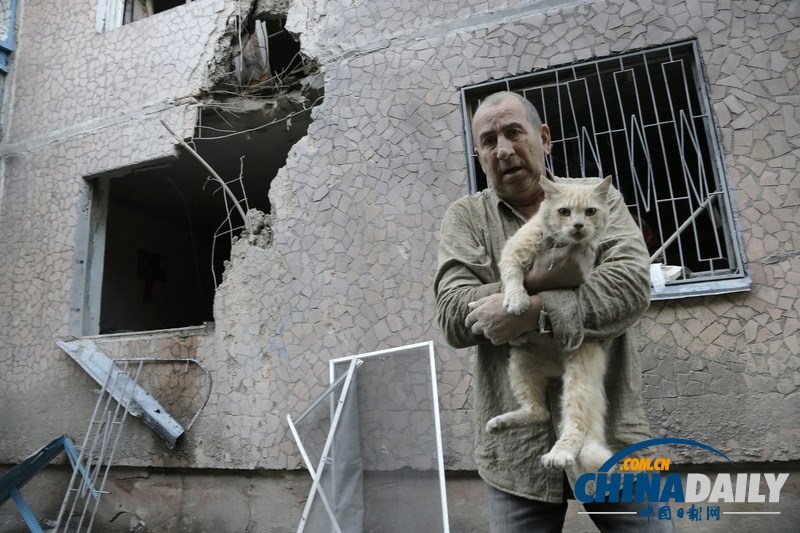 乌政府军炮击斯拉维扬斯克居民区 大量房屋毁于一旦