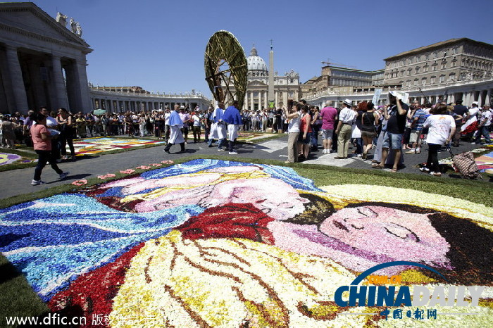 意大利“鲜花地毯”美如画 缤纷色彩引行人围观