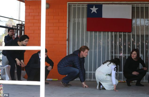 英国哈里王子与智利残障儿童跳骑马舞