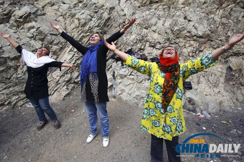 笑一笑十年少 伊朗风行“大笑”瑜伽助减压