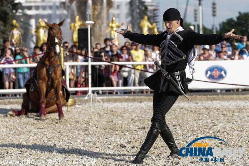 俄罗斯举办马术特技表演 骑师与马亲切接吻