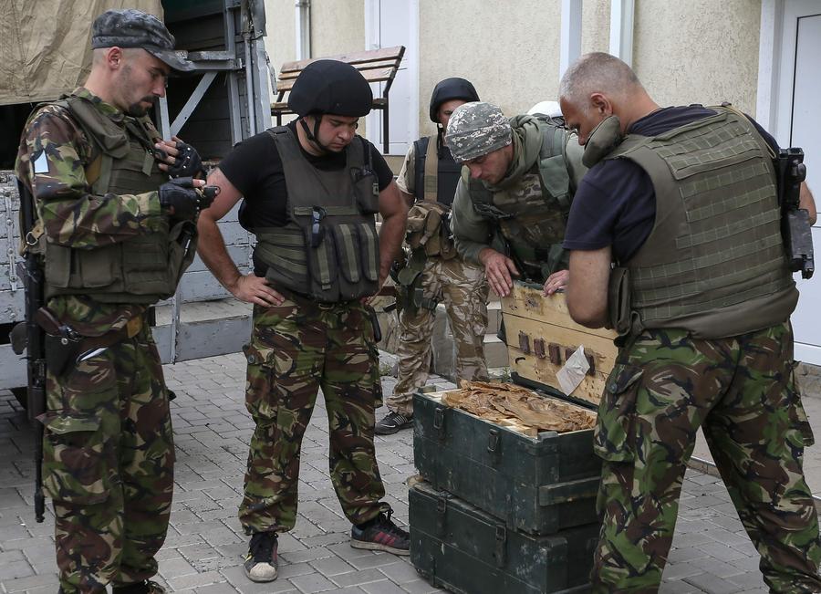 乌克兰政府军夺回斯拉维扬斯克 民众排队领救援食物