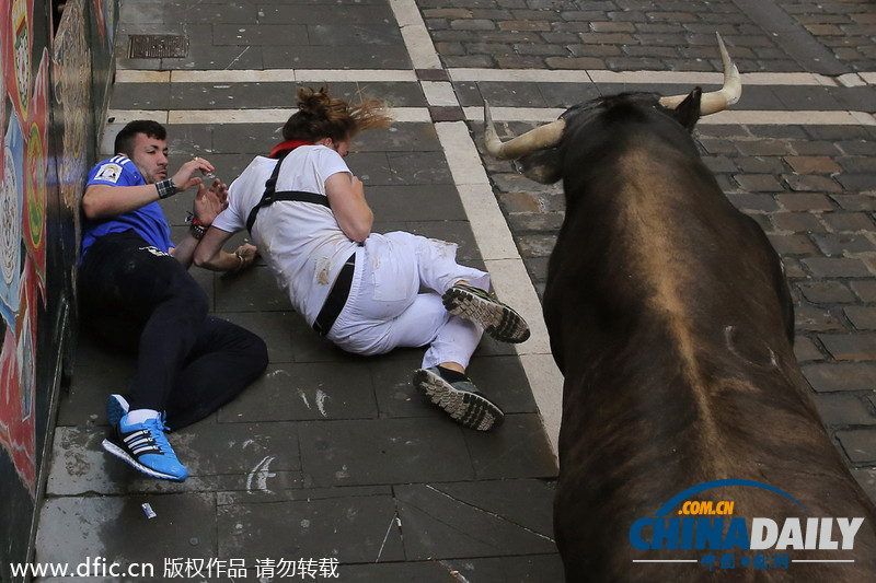 西班牙奔牛节惊险连连 斗牛者被顶翻踩踏多人受伤
