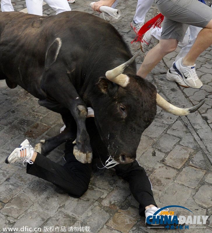 西班牙奔牛节惊险连连 斗牛者被顶翻踩踏多人受伤