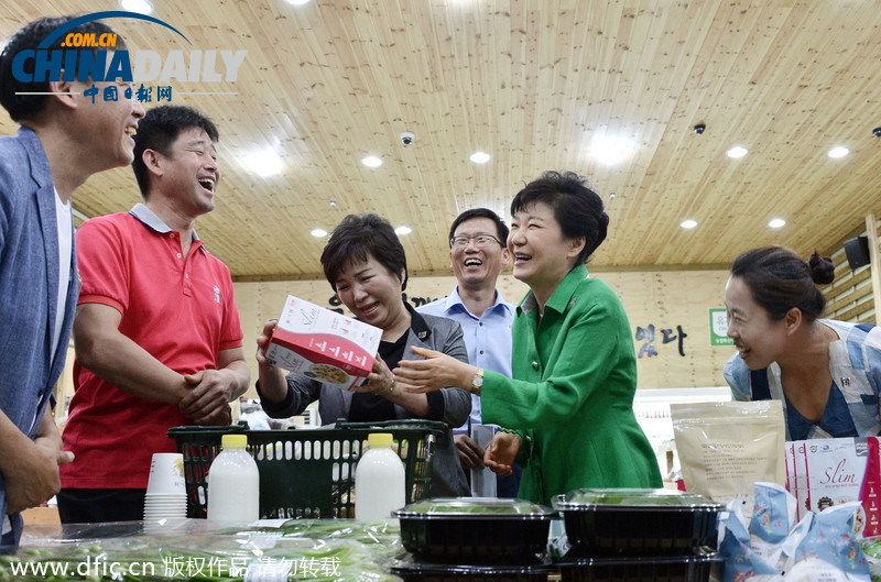 韩总统朴瑾惠卖场购物秀亲民 亲自喂民众吃艾蒿饼