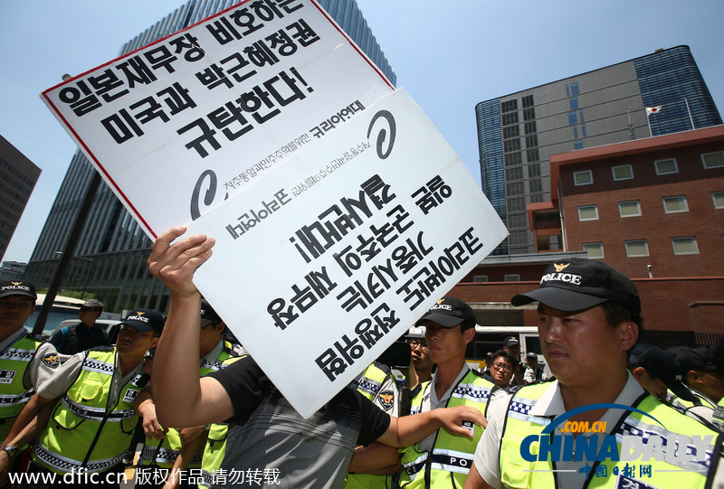 日使馆纪念自卫队成立60周年 韩国民众示威抗议