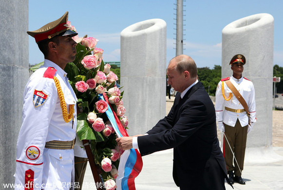 俄总统普京访问古巴 与老卡斯特罗会面