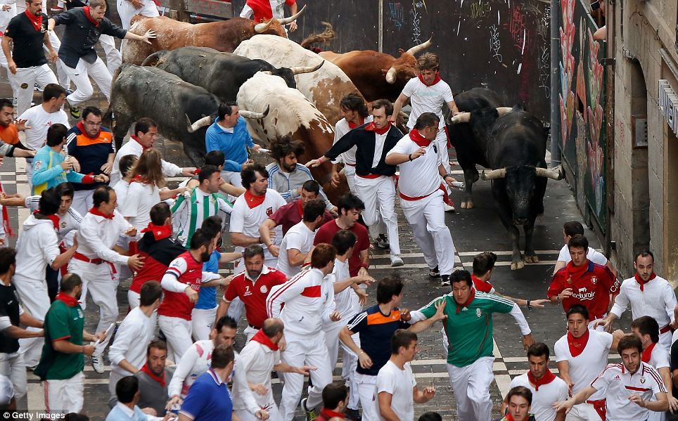 直击西班牙奔牛节活动：牛角刺穿参与者大腿