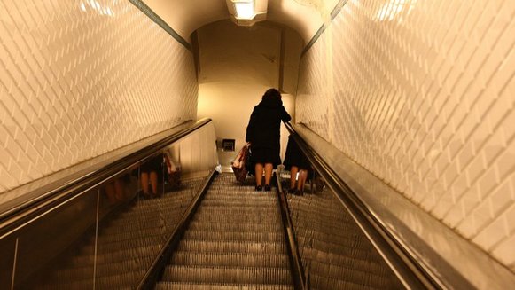 巴黎地铁站新安装扶梯过宽致数百万欧元损失