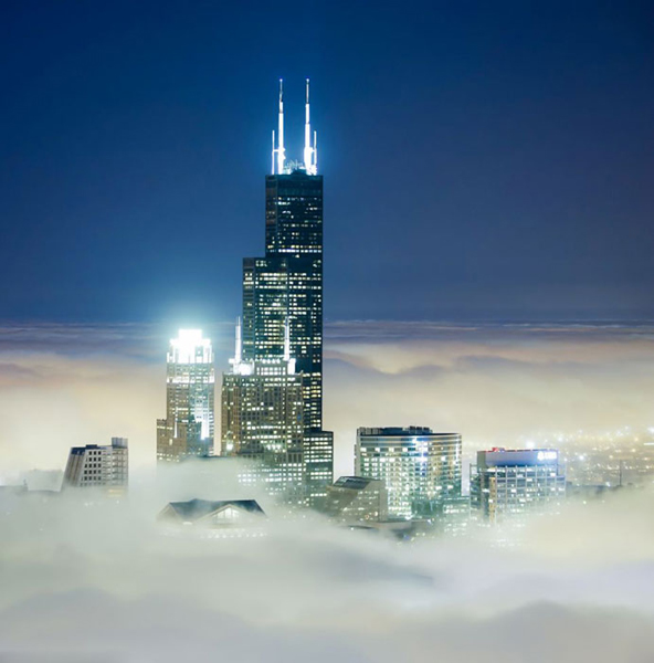 美摄影师300米高空拍高楼直插云雾奇景组图