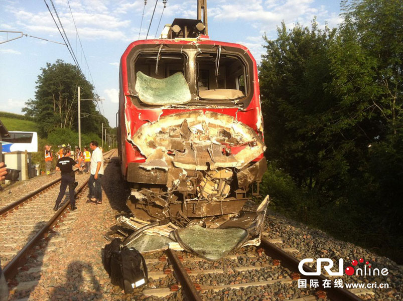 法国发生火车追尾事故 已造成至少40人受伤(高清组图)