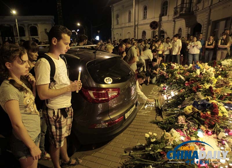 乌克兰民众于荷兰使馆前悼念马航坠机死难者