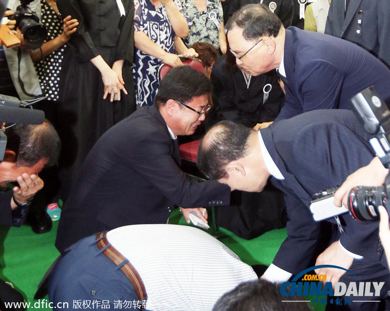 韩总理吊唁直升机坠毁遇难消防员 亲友下跪求援助