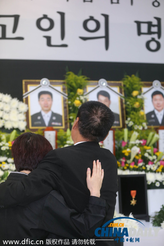 韩总理吊唁直升机坠毁遇难消防员 亲友下跪求援助