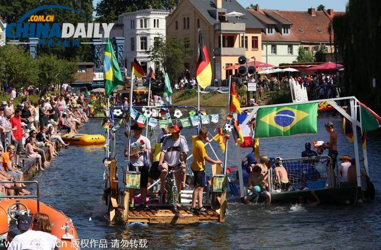 德国举办趣味划澡盆大赛 自制小船拼创意