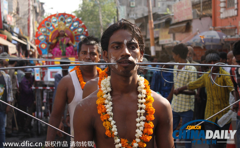 印度教信徒“铁杆穿脸”向女神祈福