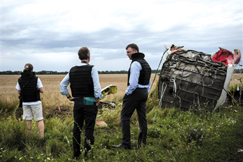 MH17坠机现场疑遭破坏 遗体已经腐烂
