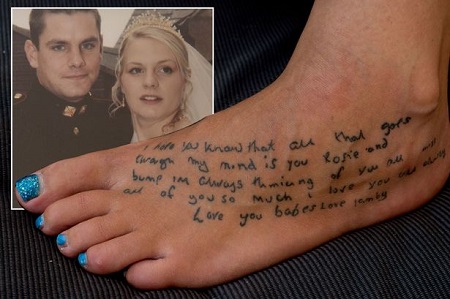 女子缅怀亡夫 将丈夫所写最后情书纹在脚上