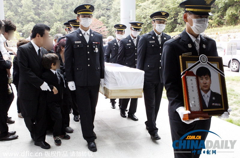 韩坠毁直升机遇难消防员遗体告别仪式举行 亲友悲痛