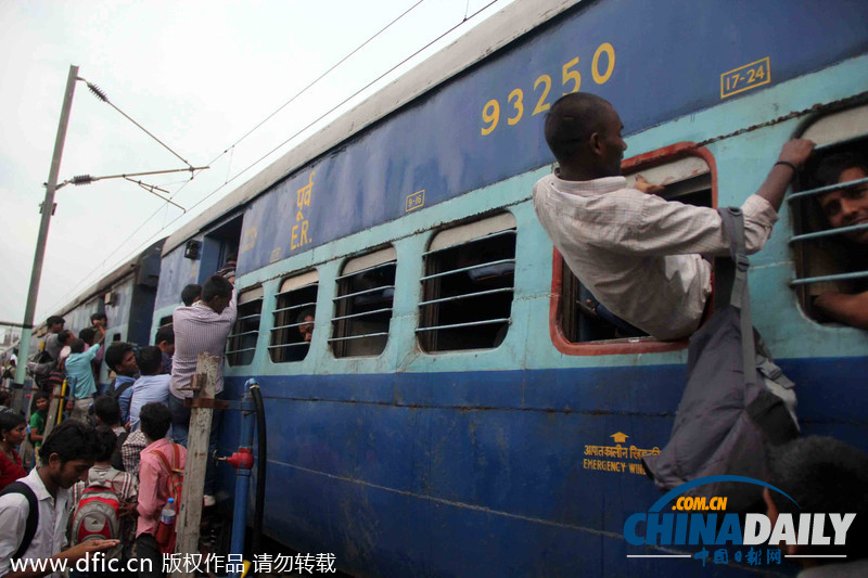 印度学生推挤上火车参加铁路招聘 场面堪比中国春运