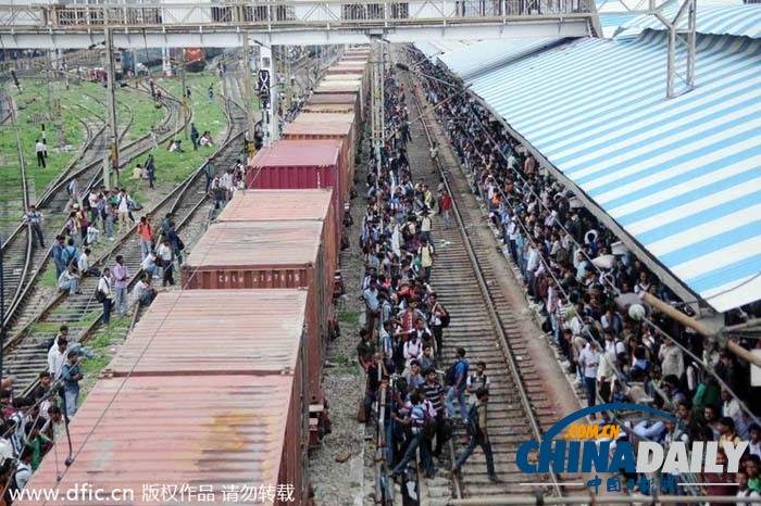 印度学生推挤上火车参加铁路招聘 场面堪比中国春运