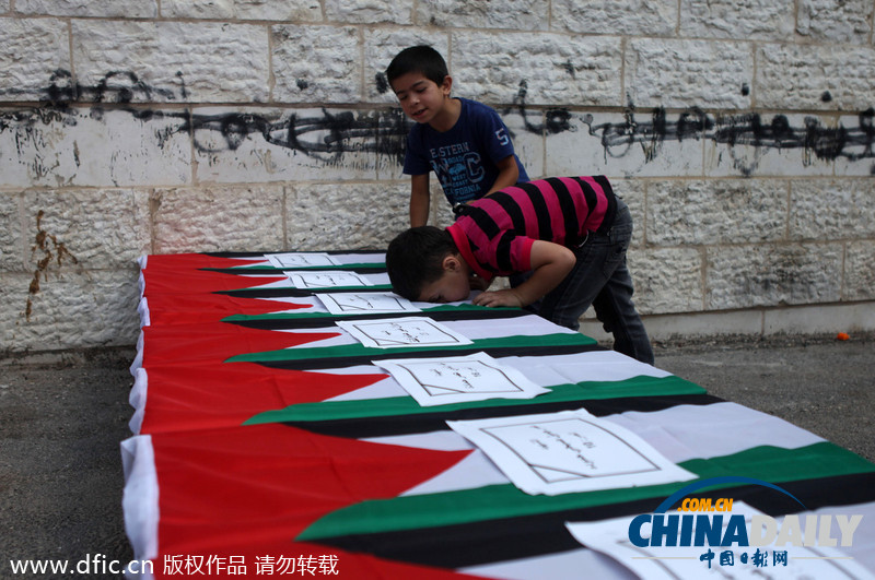 巴勒斯坦儿童亲吻“棺材”示威 谴责以色列空袭加沙